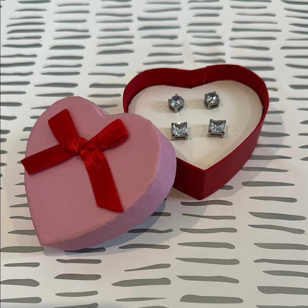 Avon Heart-Shaped Pink gift box 🎁 with two pair earrings
